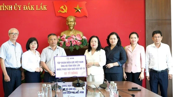 Thừa ủy quyền của Tập đoàn Điện lực Việt nam, ông Trần Văn Thuận, Giám đốc Công ty Điện lực Đắk Lắk trao tặng ủng hộ tỉnh Đắk Lắk 1 tỷ đồng khắc phục hậu quả bão số 13.