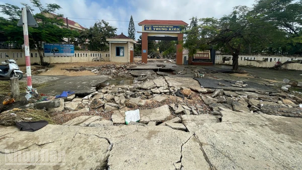 Đường từ Quốc lộ 1 dẫn vào cổng Trường Trung học phổ thông Lê Trung Kiên bị sạt lở, hư hỏng nặng.