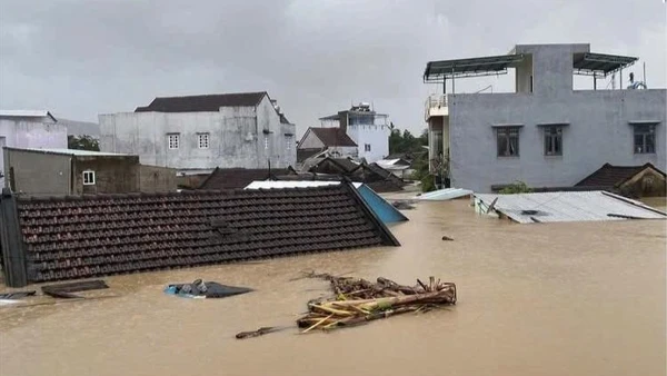 Mưa lũ gây ngập lụt nghiêm trọng ở xã Đồng Xuân, tỉnh Đắk Lắk.