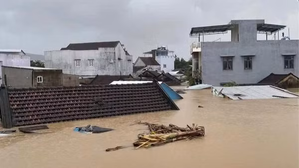 Mưa lũ gây ngập lụt nghiêm trọng ở xã Đồng Xuân, tỉnh Đắk Lắk.