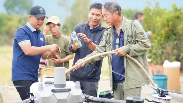 Các thành viên nhóm Drone Phản ứng nhanh thuộc Ứng cứu 3 miền bơm nước vào bình để pha hoá chất khử khuẩn.