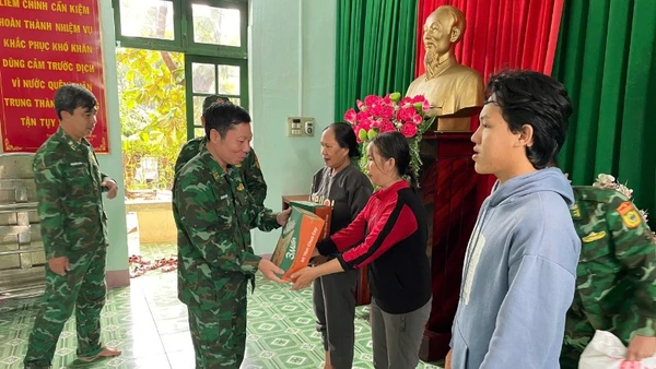 Đại tá Đỗ Quang Thấm, Phó Chính ủy Bộ Chỉ huy Quân sự tỉnh Đắk Lắk kiêm Chính ủy Ban Chỉ huy Bộ đội Biên phòng tỉnh tặng quà cho nhân dân vùng lũ.