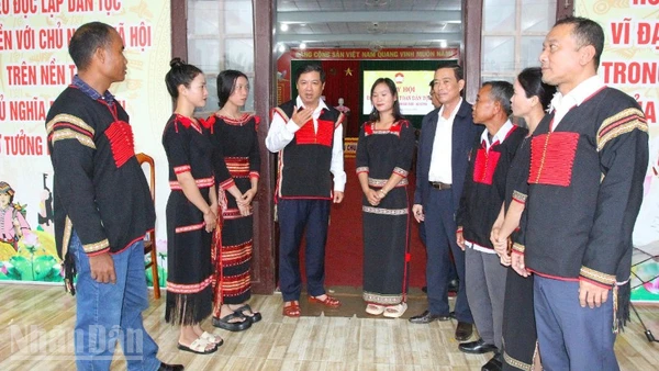 Bí thư Tỉnh ủy Đắk Lắk Lương Nguyễn Minh Triết (người đứng thứ 4 từ trái sang) trao đổi với lãnh đạo xã Cư Pui và bà con buôn Đăk Tuôr. 