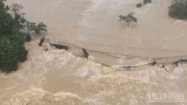 Cầu treo bắc qua sông Srêpốk tại khu du lịch thác Dray Nur bị nước lũ cuốn trôi.