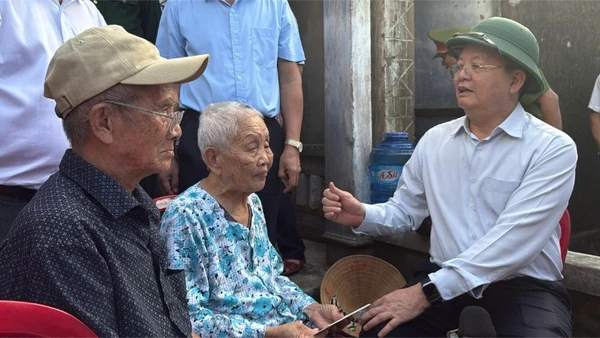 Phó Thủ tướng Chính phủ Mai Văn Chính thăm hỏi, động viên, tặng quà người dân bị thiệt hại sau bão số 13 tại xã Xuân Cảnh, tỉnh Đắk Lắk.