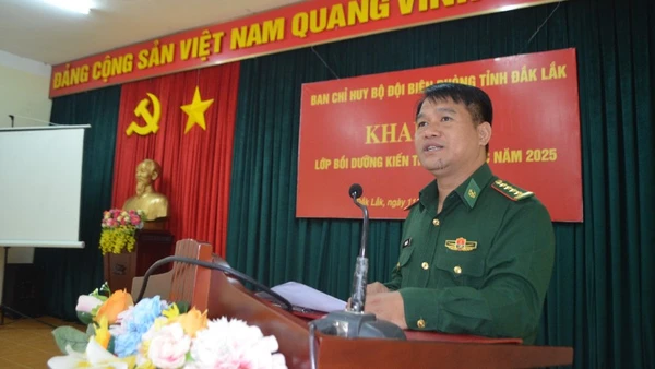 Đại tá Rơ Lan Ngân, Phó Chính ủy Ban Chỉ huy Bộ đội Biên phòng tỉnh Đắk Lắk phát biểu tại buổi khai mạc lớp tập huấn.