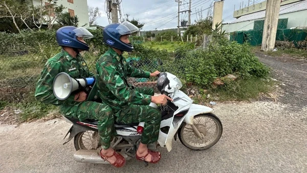 Cán bộ, chiến sĩ Đồn Biên phòng An Hải tuyên truyền, hướng dẫn ngư dân đưa tàu thuyền vào nơi tránh trú an toàn trước diễn biến phức tạp của bão số 15.