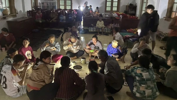 Người dân xã Xuân Cảnh quây quần dùng bữa tối tại Doanh trại Đồn Biên phòng Xuân Hòa trong thời gian trú tránh bão số 13.