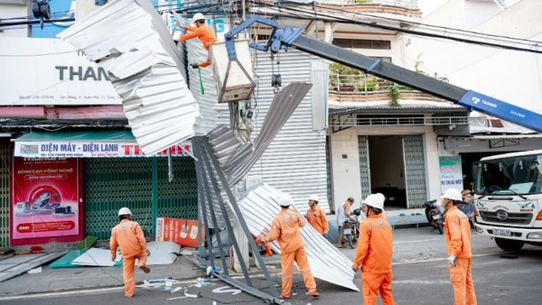 Công nhân Công ty Điện lực Đắk Lắk nỗ lực khắc phục sự cố điện sau bão số 1 tại phường Sông Cầu. (Ảnh: NGUYỄN NGỌC)