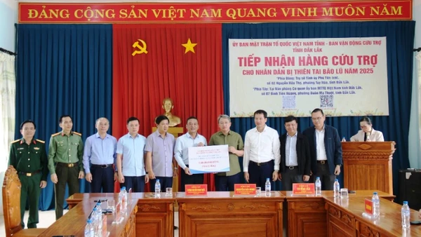 Các đồng chí nguyên Ủy viên Ban Thường vụ Tỉnh ủy Đắk Lắk trao hỗ trợ 5 tỷ đồng cho tỉnh Đắk Lắk khắc phục hậu quả lũ lụt. (Ảnh: BÁ LỤC)