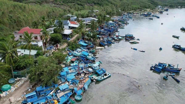 Tàu thuyền của ngư dân bị sóng biển đánh hư hỏng, chồng chất lên nhau.