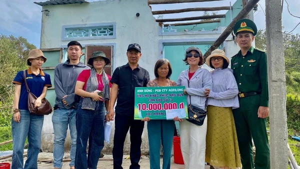 Đại diện Đồn Biên phòng Xuân Đài, Agrilong và Hội thiện nguyện Đom Đóm Phú Yên thăm hỏi, động viên và trao hỗ trợ cho các hộ dân bị thiệt hại do bão số 13 trên địa bàn phường Sông Cầu.