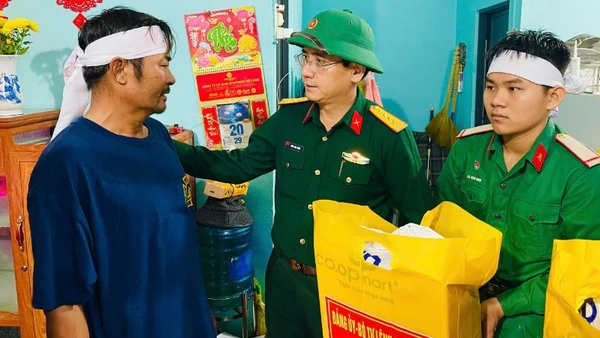 Đại tá Phan Đại Nghĩa, Phó Tư lệnh kiêm Tham mưu trưởng Quân khu 5 động viên gia đình quân nhân vượt qua đau thương ổn định cuộc sống.