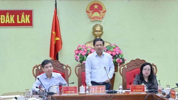 Bí thư Tỉnh ủy Đắk Lắk Lương Nguyễn Minh Triết phát biểu chỉ đạo tại cuộc họp đẩy nhanh công tác khắc phục, ổn định đời sống nhân dân sau bão số 13 do Ủy ban nhân dân tổ chức ngày 13/11.