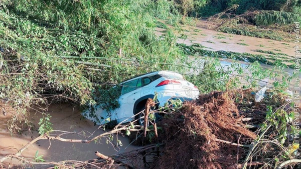 Chiếc xe ô-tô bị nước lũ cuốn trôi cách hiện trường khoảng 10m.