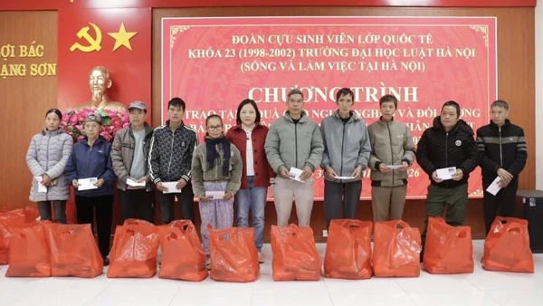 Trao tặng các suất quà tới các hộ nghèo, cận nghèo, gia đình chính sách và người có hoàn cảnh khó khăn tại xã Lợi Bác, tỉnh Lạng Sơn. (Ảnh: HÀ TRANG)