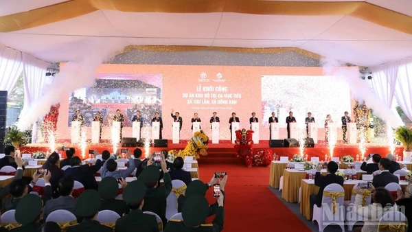 Ấn nút khởi công dự án. (Ảnh: PV)