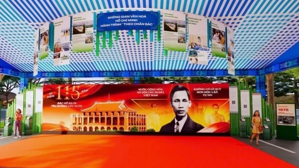 Không gian “Văn hóa Hồ Chí Minh-Hành trình theo chân Bác” phục vụ nhân dân và khách tham quan, tìm hiểu lịch sử tại lễ hội.