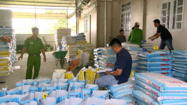 Lực lượng chức năng phát hiện, thu giữ tổng số hơn 38 tấn thức ăn tôm giả. (Ảnh: TRỌNG NGUYỄN)