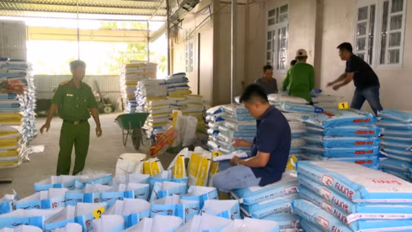 Lực lượng chức năng phát hiện, thu giữ tổng số hơn 38 tấn thức ăn tôm giả. (Ảnh: TRỌNG NGUYỄN)