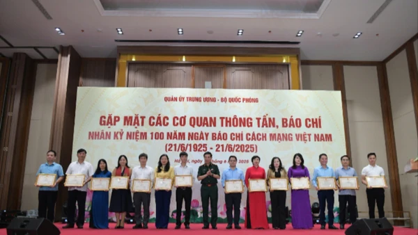 Trao tặng Bằng khen các tập thể, cá nhân có nhiều thành tích xuất sắc trong công tác tuyên truyền báo chí về nhiệm vụ quân sự-quốc phòng và xây dựng Quân đội nhân dân Việt Nam giai đoạn 2020-2025.