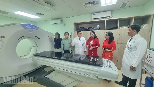 Hệ thống xạ trị bằng máy gia tốc tuyến tính điều trị ung thư tại Bệnh viện đa khoa tỉnh Vĩnh Long. 