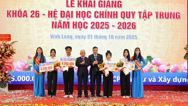 Ban Giám hiệu nhà trường trao học bổng cho tân sinh viên đạt Á khoa.