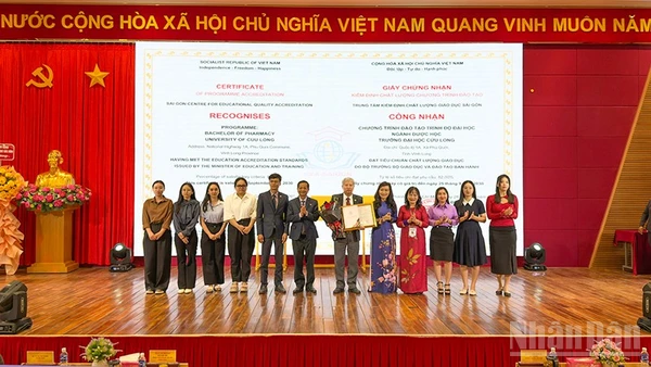 Trường đại học Cửu Long đón nhận chứng nhận kiểm định chất lượng chương trình đào tạo. 