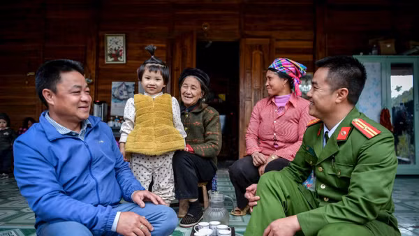 Tuyên truyền, phổ biến pháp luật cho bà con dân bản tại xã Nậm Kè (Điện Biên). Ảnh: Thành Đạt
