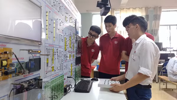 Nhiều bạn trẻ lựa chọn học nghề để sớm tham gia thị trường lao động. Ảnh: Văn Học