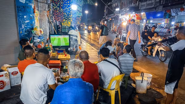Người Hà Nội xem World Cup 2022 trên phố Hàng Ngang, Hàng Đào. Ảnh: Thành Đạt