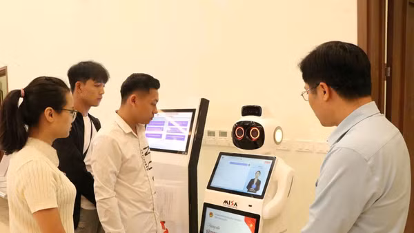 Tại Tỉnh Thái Nguyên, các cây máy điện tử tự phục vụ (Kiosk) tích hợp AI được bố trí ở hầu khắp các Trung tâm phục vụ hành chính công cấp xã. Ảnh: Hải Thắng