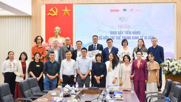 Tổng Biên tập Báo Nhân Dân Lê Quốc Minh và các đại biểu dự sự kiện.