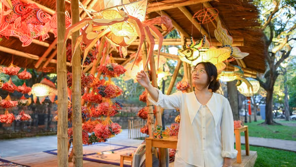 Du khách thích thú với những chiếc đèn lồng tại sự kiện.