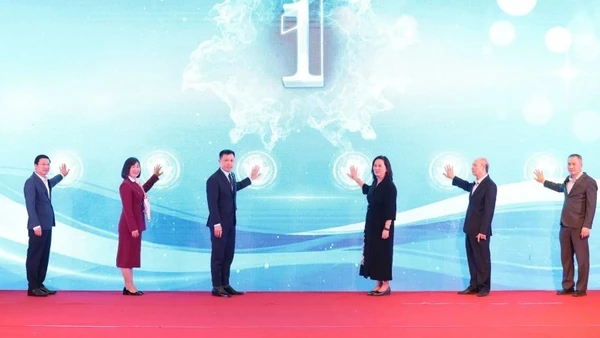 Các đại biểu thực hiện nghi thức bấm nút phát động Chương trình truyền thông về Bảo vệ môi trường trên địa bàn thành phố Hà Nội năm 2026.