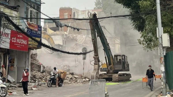 Bụi phát sinh trong quá trình phá dỡ công trình xây dựng. 