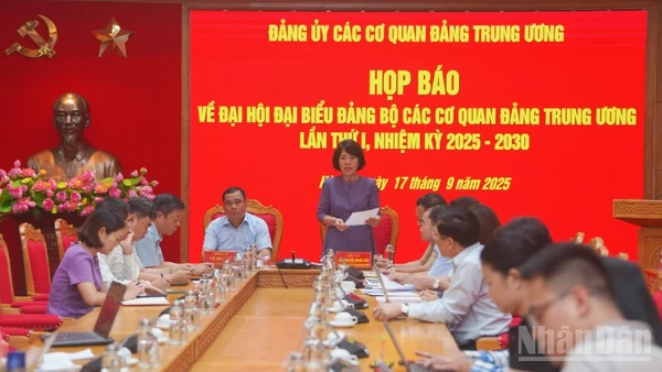 Quang cảnh buổi họp báo. 