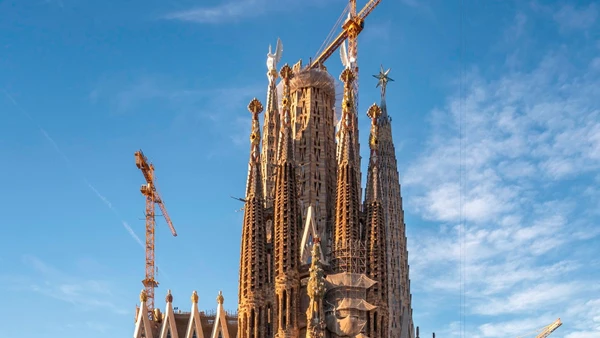 Thời điểm những dàn cần cẩu rời đi, cuối cùng, cũng đã đến rất gần. 