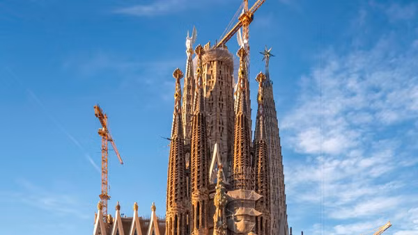 Thời điểm những dàn cần cẩu rời đi, cuối cùng, cũng đã đến rất gần. 