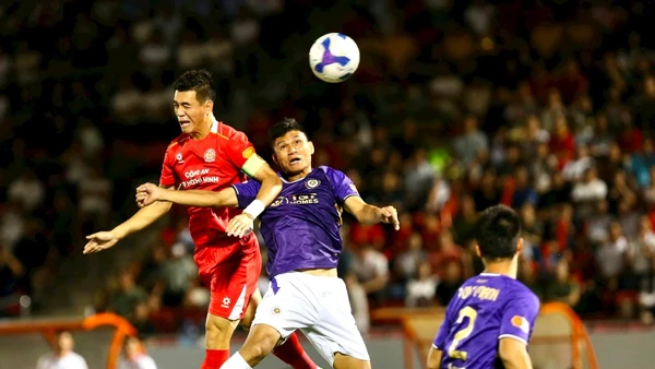 Tiến Linh (bên trái) ghi bàn giúp Công an Thành phố Hồ Chí Minh vượt qua Hà Nội FC với tỷ số 2-1. 