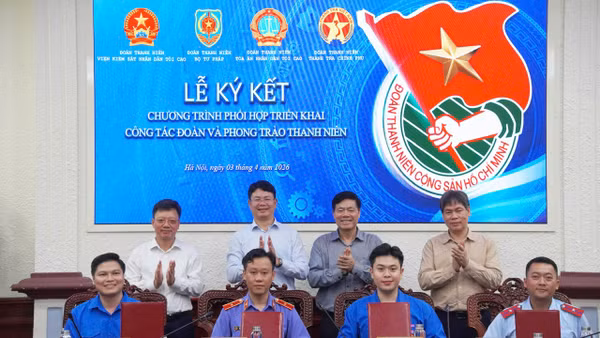 Đại diện lãnh đạo các cơ quan tham dự buổi lễ.