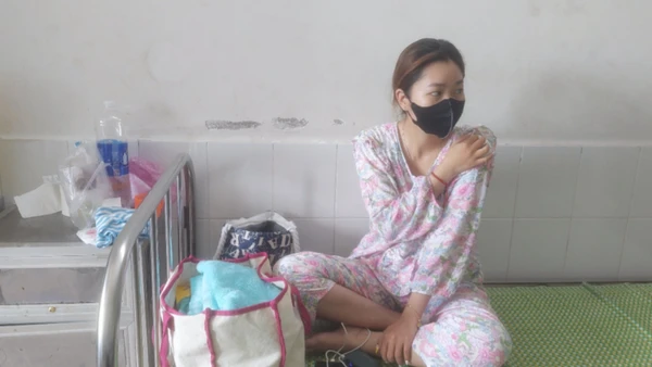 Một bệnh nhân đang làm thủ tục xuất viện tại Bệnh viện Đa khoa tỉnh Phú Yên.