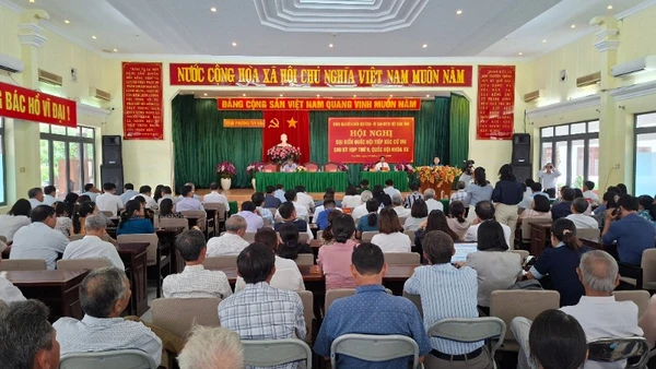 Quang cảnh buổi tiếp xúc cử tri.