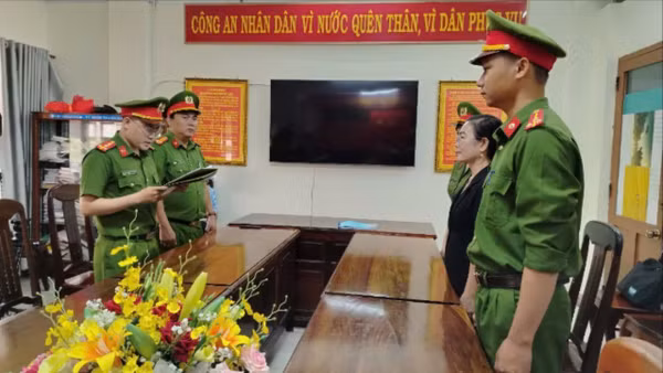 Cơ quan Cảnh sát điều tra Công an tỉnh Phú Yên tống đạt quyết định khởi tố bị can đối với bà Đặng Thị Hòa Hiệp. (Ảnh Công an tỉnh Phú Yên)