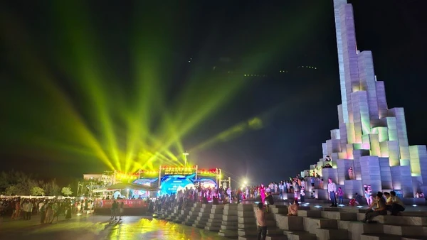 Hoành tráng đa sắc màu sân khấu Đắk Lắk-Âm vang ngày mới bên tháp Nghinh Phong.