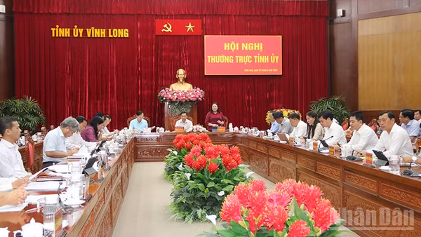 Tỉnh ủy Vĩnh Long làm việc với Đảng ủy Ủy ban nhân dân tỉnh về đẩy nhanh tiến độ đầu tư công.