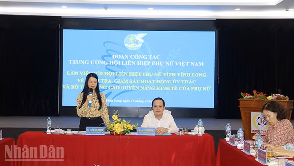 Phó Chủ tịch Thường trực Hội Liên hiệp phụ nữ Việt Nam Trần Lan Phương phát biểu tại buổi làm việc.