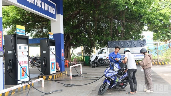 Các cửa hàng xăng, dầu trên địa bàn tỉnh Vĩnh Long bảo đảm nguồn cung phục vụ khách hàng.