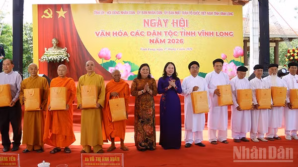 Phó Chủ tịch nước Võ Thị Ánh Xuân trao quà cho các vị Hòa thượng, các chức sắc, chức việc các tôn giáo tỉnh Vĩnh Long.
