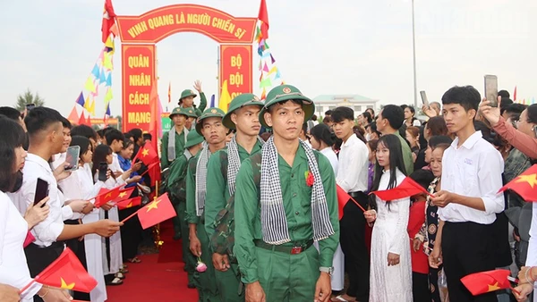 Các thanh niên ưu tú tại điểm giao quân số 2, Ban Chỉ huy Phòng thủ khu vực 1-Nguyệt Hóa, tỉnh Vĩnh Long lên đường nhập ngũ.